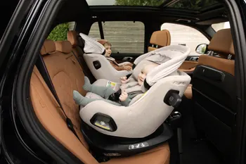 nuna-pruu-aire-kindersitz-im-auto