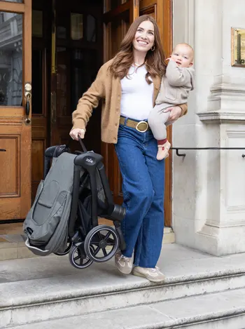 joie-valora-sportkinderwagen-tragbar-lifestyle